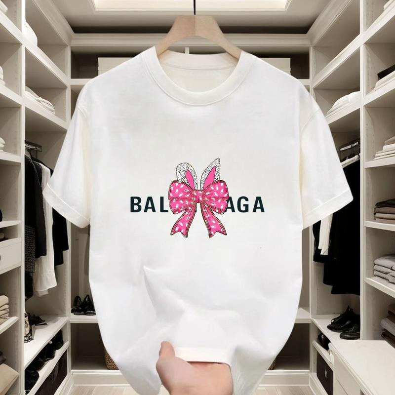 Black and white T-shirts with pink polka-dot bows and diamond-like decorations. Made of pure cotton for comfort, they are versatile and stylish