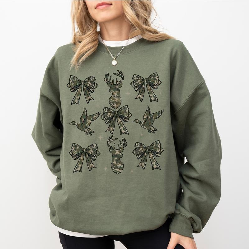 Camo Coquette Bow Mallard Hunting Sweatshirt, Camouflage Crewneck for Deer Hunter, Duck Hunt Sweaters for Women, Old School Camo Bow Tops for Girls, Buck Hunt Pullover, Casual Long Sleeve Womenswear