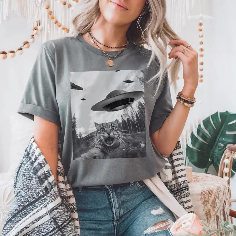 Cat UFO T-Shirt, Sweatshirt - Funny Alien Encounter Design - Cozy Crewneck for Cat Lovers and Sci-Fi Fans