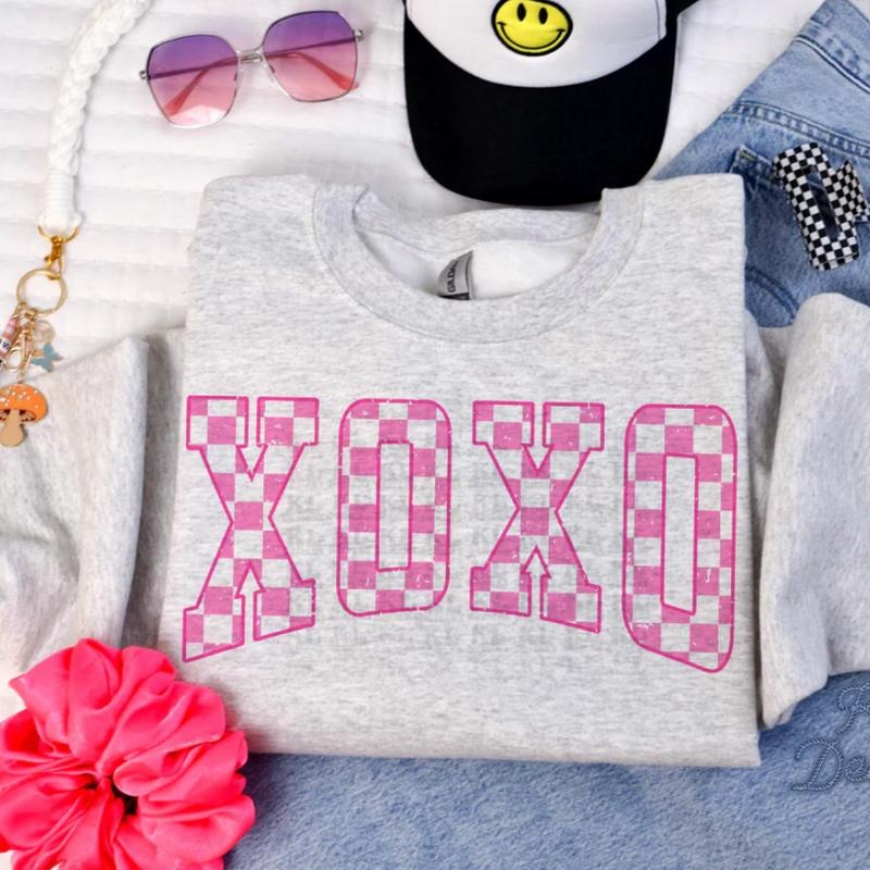 Checkered XOXO sweawtshirt, Retro Valentine crewneck shirt for women, western outfits women, western clothing stuff for women, country girl clothes hoodies