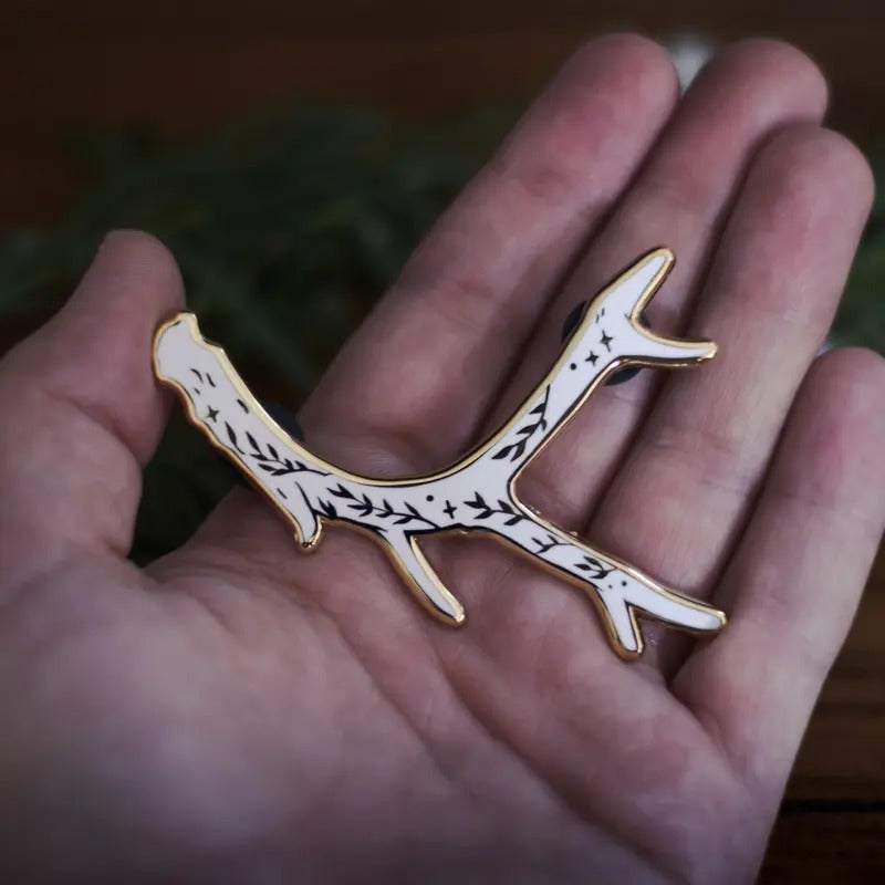 Antler Enamel Pin - Botanical Design for Forestcore Lovers Small Gift Deer Elk Winter Accessories White Enamel Gold...