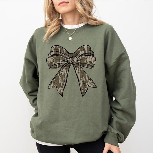 Camo Coquette Bow Sweatshirt, Girly Coquette Hunting Shirt for Girls, Hunting Season Crewneck, Duck Hunt Sweatshirt For Women, Camouflage Bow Crewneck, Old School Camo Shirt, Comfy Fabric Long Sleeve Pullover, Oversized Women's Tops, Casual Womenswear