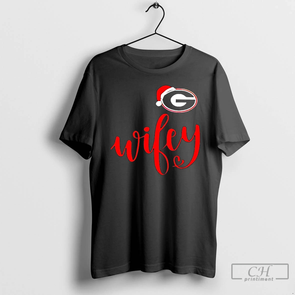 Classic Wifey Georgia Bulldogs Santa Hat Merry Christmas T-Shirts, Hoodie, Sweatshirt | DripVista.com
