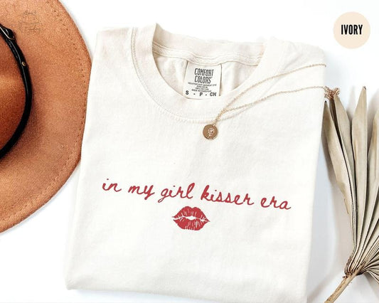 Comfort Colors Girl kisser T-Shirt, Lesbian Sublte Bi Pride Tee, Femme Lesbian Gift, WLW Sapphic Pride Merch, Pansexual T-Shirt, Minimalisti