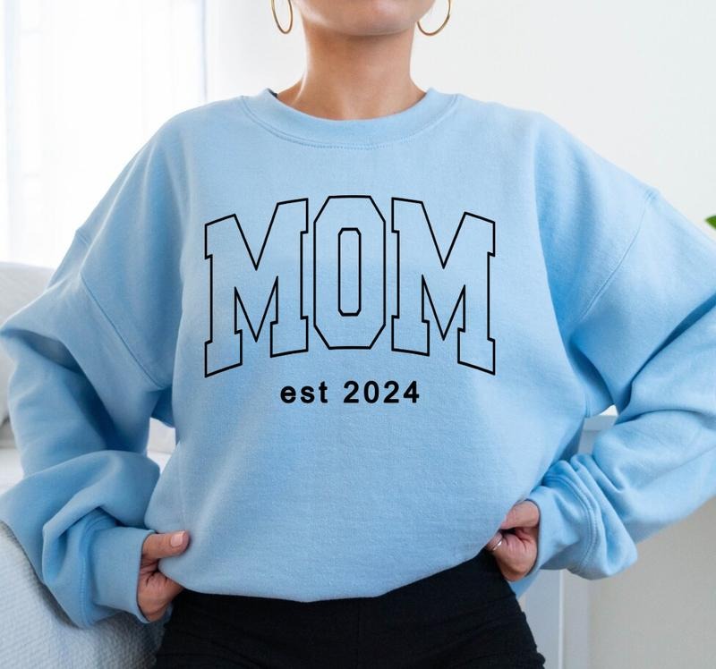 Custom Mom Sweatshirt, Mama Est 2024 Sweatshirt, Gift for Mom, Pregnancy Announcement, Cool Mom Sweatshirt, New Mom Gift, Mother's Day Womenswear Hoodie
