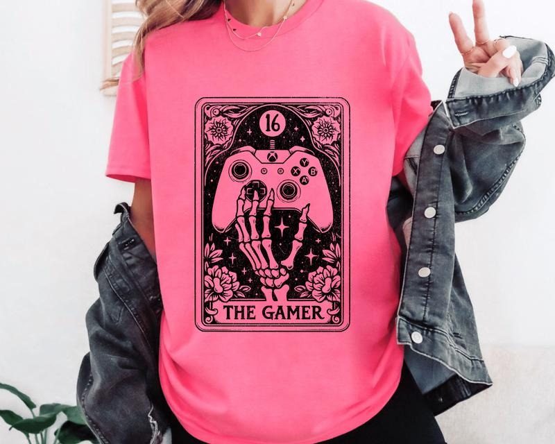 Distressed The Gamer Tarot Card Casual Cotton Short Sleeve T-Shirt. Makes a perfect gamer gift for her.