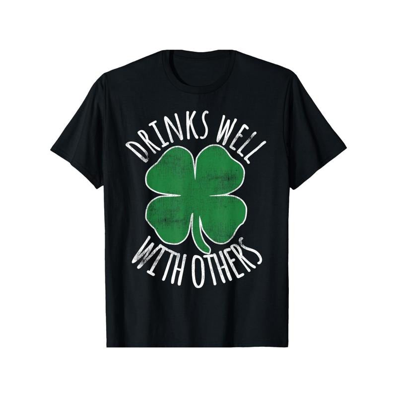 [Funny St Patricks Day T-Shirt] Funny St Patricks Day Retro Drinks Well with Others Drunk T-Shirt - Men's Casual Comfortable Cotton Round Neck Short Sleeved Versatile Daily Wear Made in USA