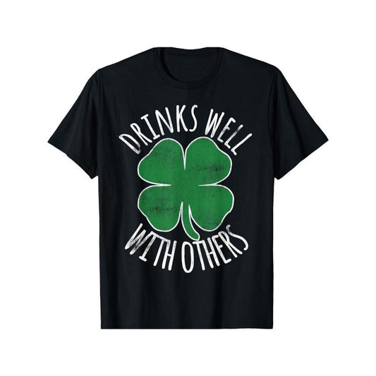 [Funny St Patricks Day T-Shirt] Funny St Patricks Day Retro Drinks Well with Others Drunk T-Shirt - Men's Casual Comfortable Cotton Round Neck Short Sleeved Versatile Daily Wear Made in USA
