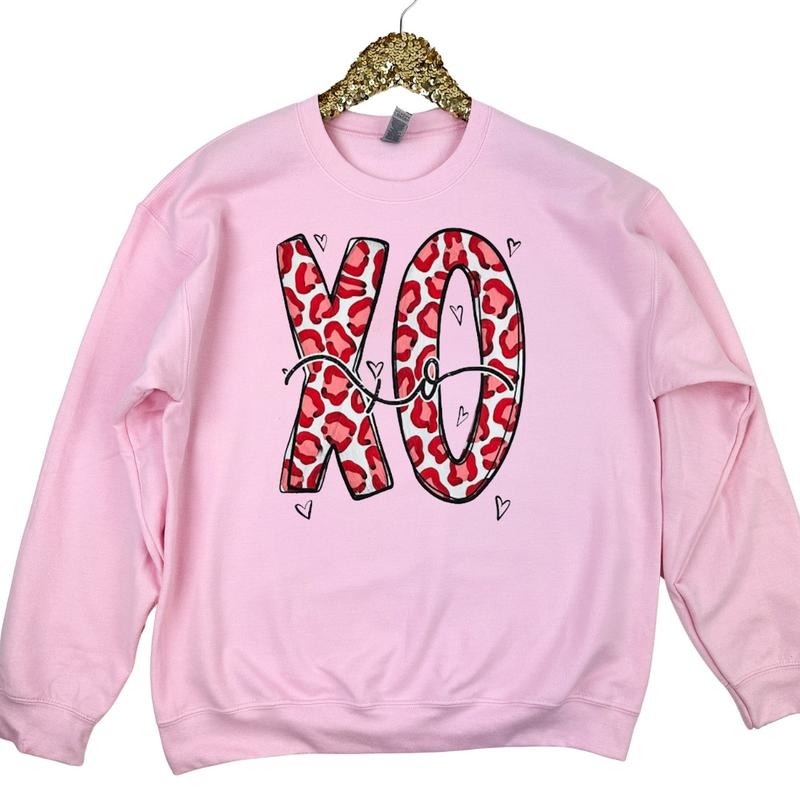 Gildan Women's Cheetah XOXOXO Crew Neck Sweatshirt - Light Pink, Fitted Casual Pullover with Long Sleeves for Autumn...