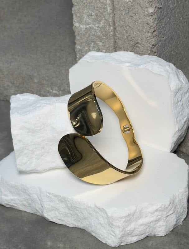 Have to Have it Latched Gold Bracelet T-Shirts, Hoodie, Sweatshirt | DripVista.com