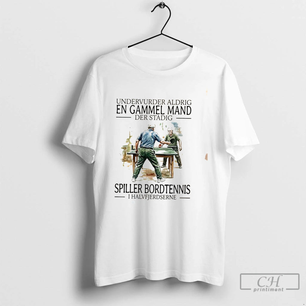 Premium Undervurder Aldrig En Gammel Mand Der Stadig Spiller Bordtennis I Halvfjerdserne Tee T Shirts