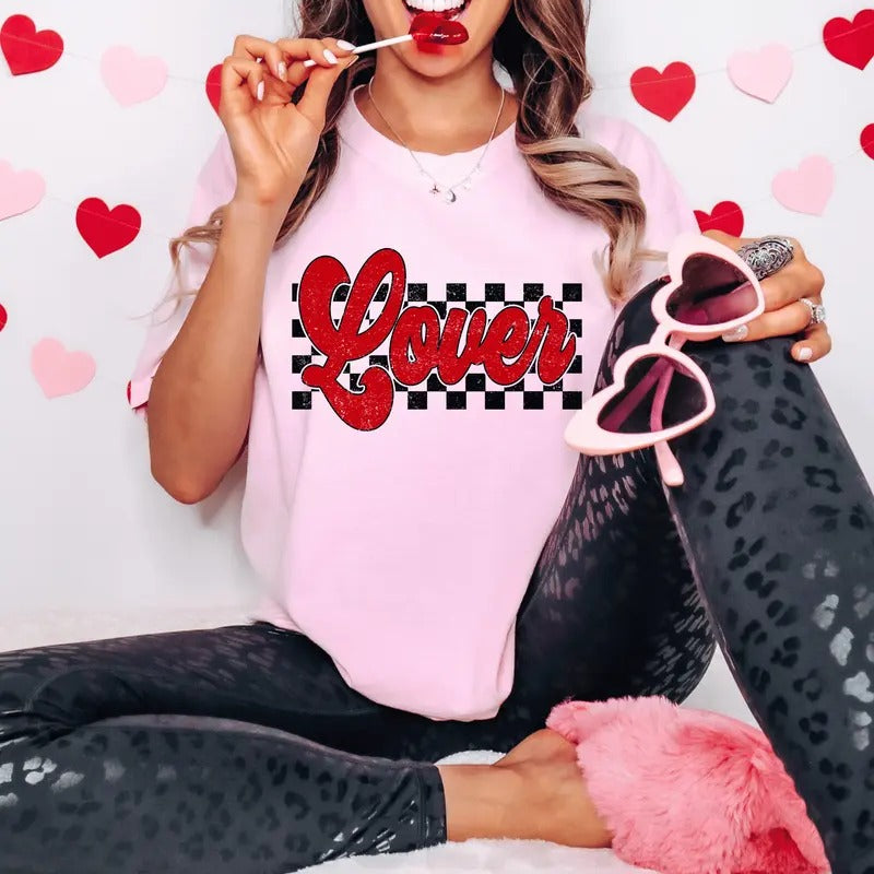 Retro Checkered Lover Valentine's Day Shirt, Cute Women's Holiday Graphic Unisex Shirt