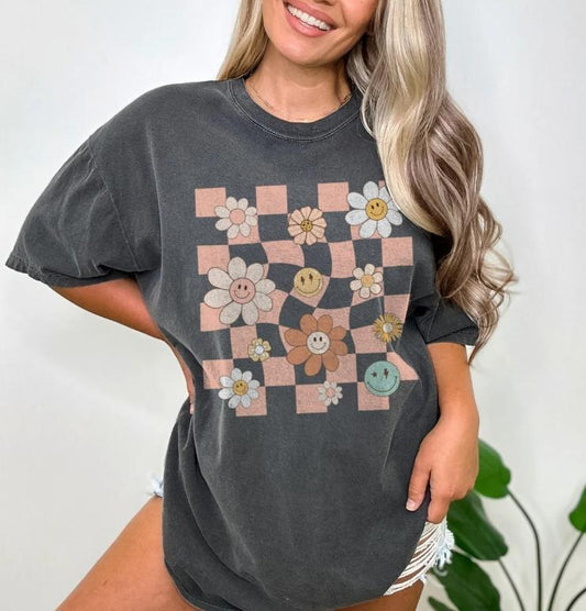 Retro Checkered Smile Face Daisy Flowers Vintage Vibe Graphic Tee, Trendy Shirt Crewneck Shortsleeve Top Womenswear