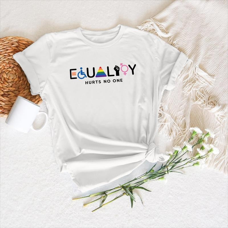 Trendy Equality - statement Tee: Make WB shield Fashion