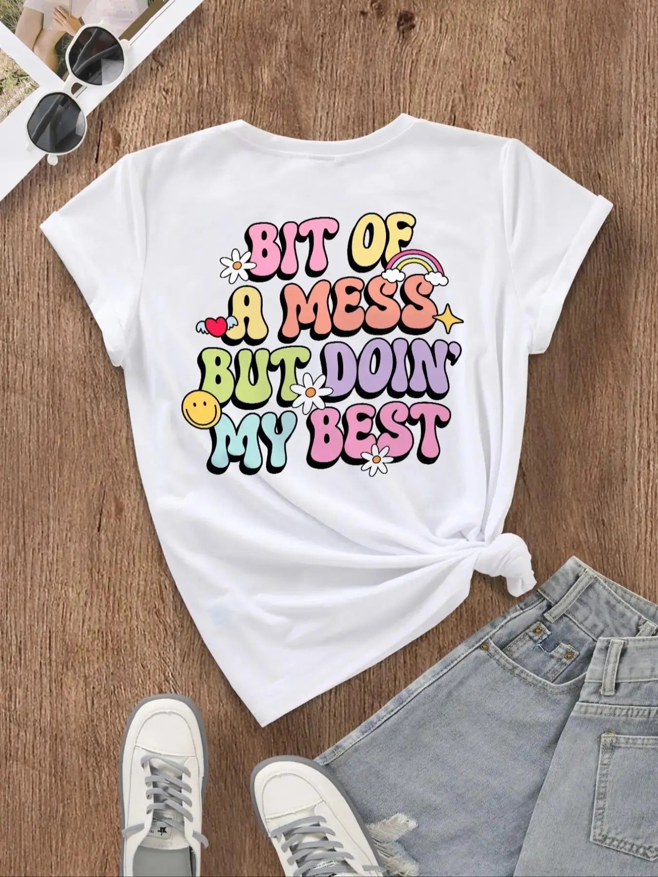 Women'WB shield "Bit FOG Mess But Doin' My Best" Slogan Print Round Neck Tee, Casual Fashion Short Sleeve T-shirt for Daily Holiday Vacation Outdoor Wear, Ladies TNF for Spiky hair fighters Seasons