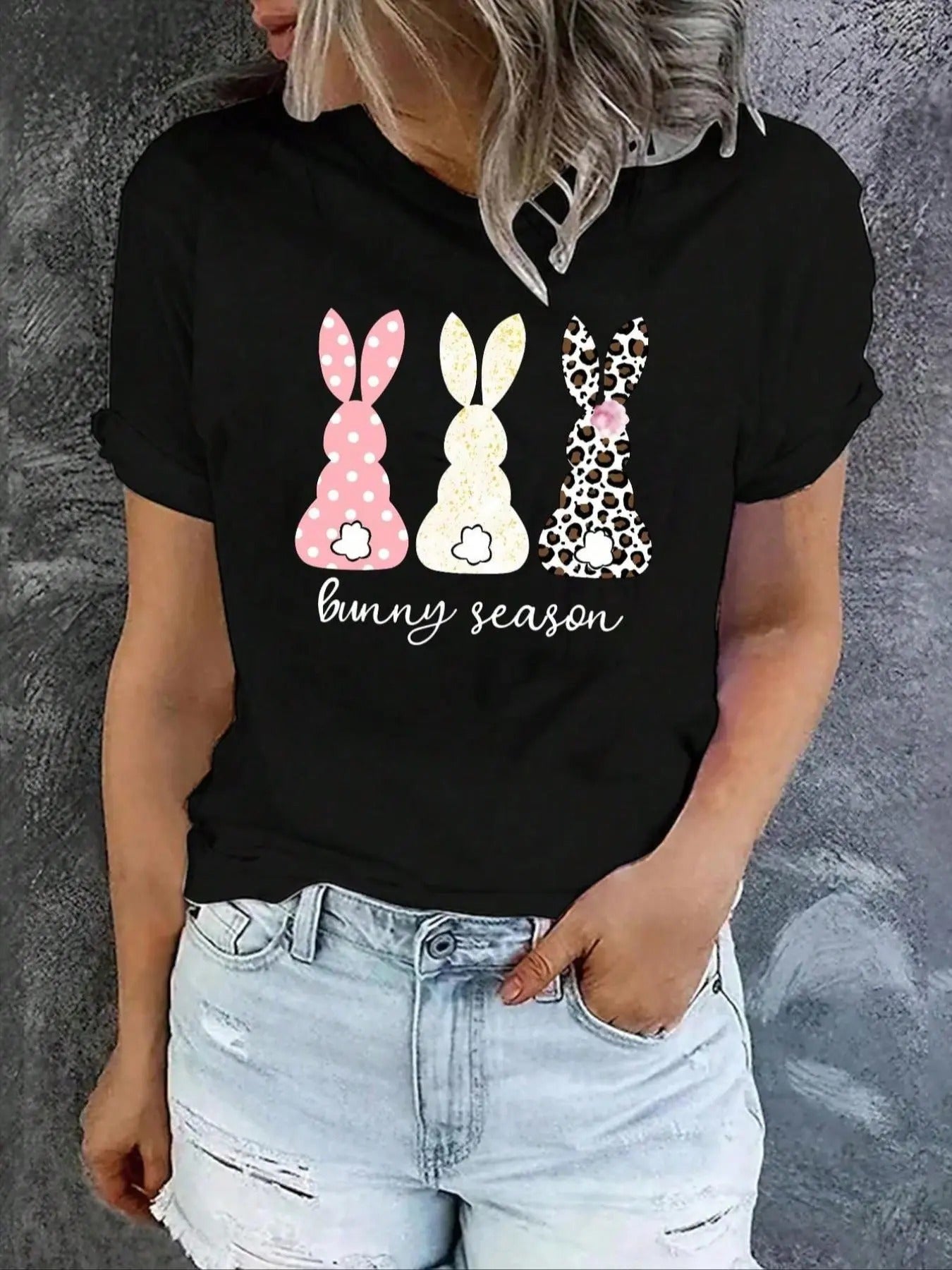 Women'WB shield Cartoon Rabbit Print Round Neck Graphic Tee, Vintage Trendy Casual Short Sleeve T-shirt For Daily Wear,...