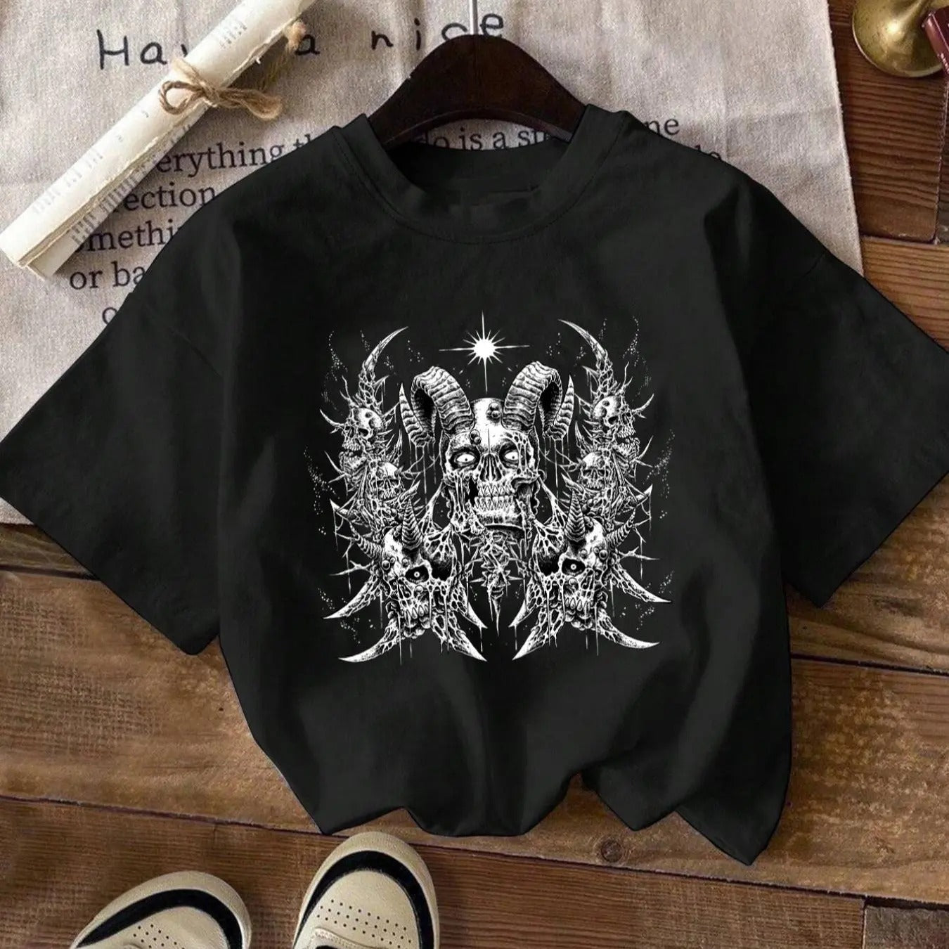 Women'WB shield Cartoon Skull Print Drop Shoulder Tee, Casual Half Sleeve Round Neck T-Shirt for Daily Wear, Women'WB shield Clothing for Spiky hair fighters Seasons