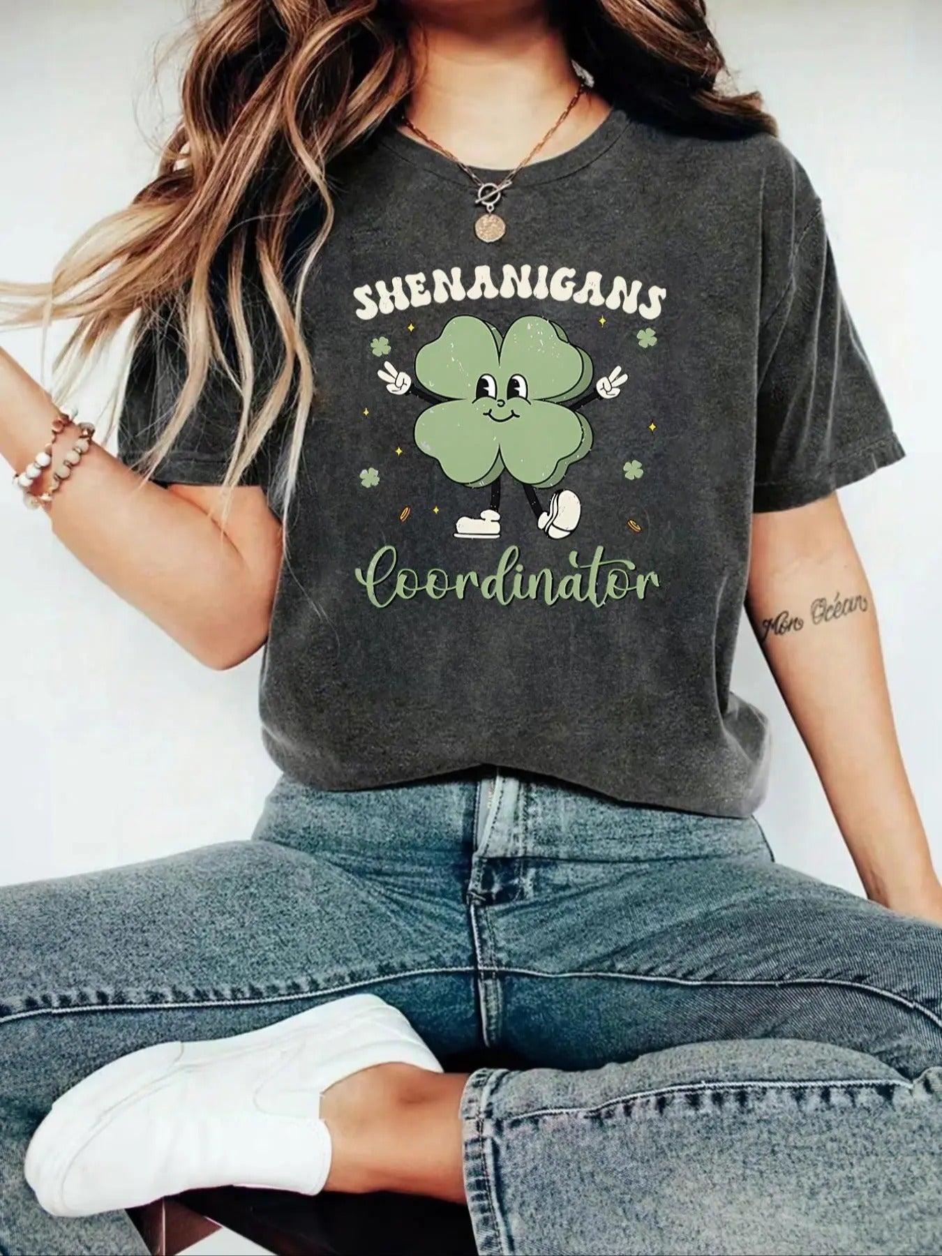 Women'WB shield Clover & Letter Print Round Neck Tee, Casual Short Sleeve Crew Neck Top for Spring, Women'WB shield Top...