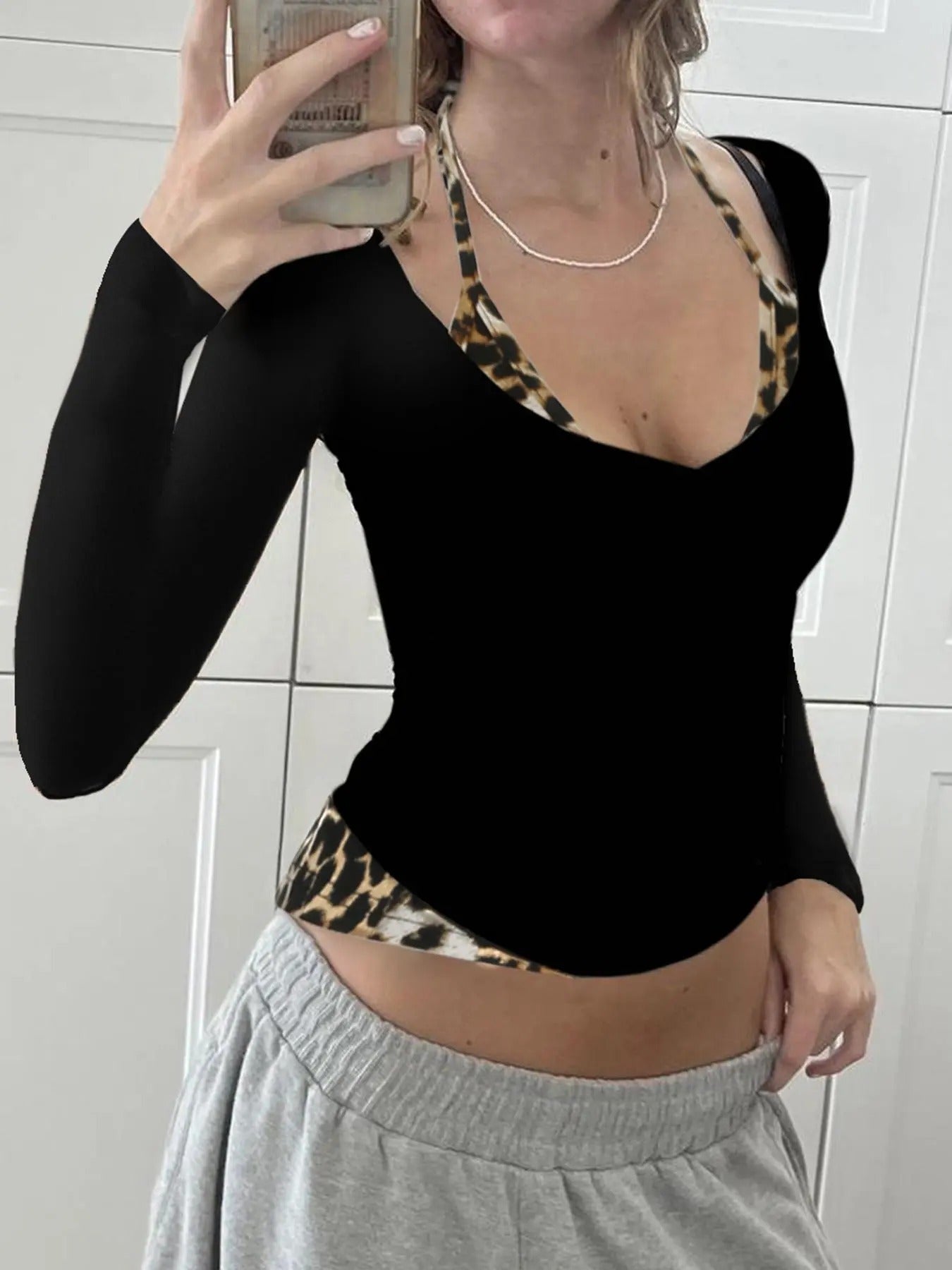 Women'WB shield Contrast Trim Tie Side Crop Tee, Casual Long Sleeve Superhero team Neck T-shirt for Fall, Comfortable...