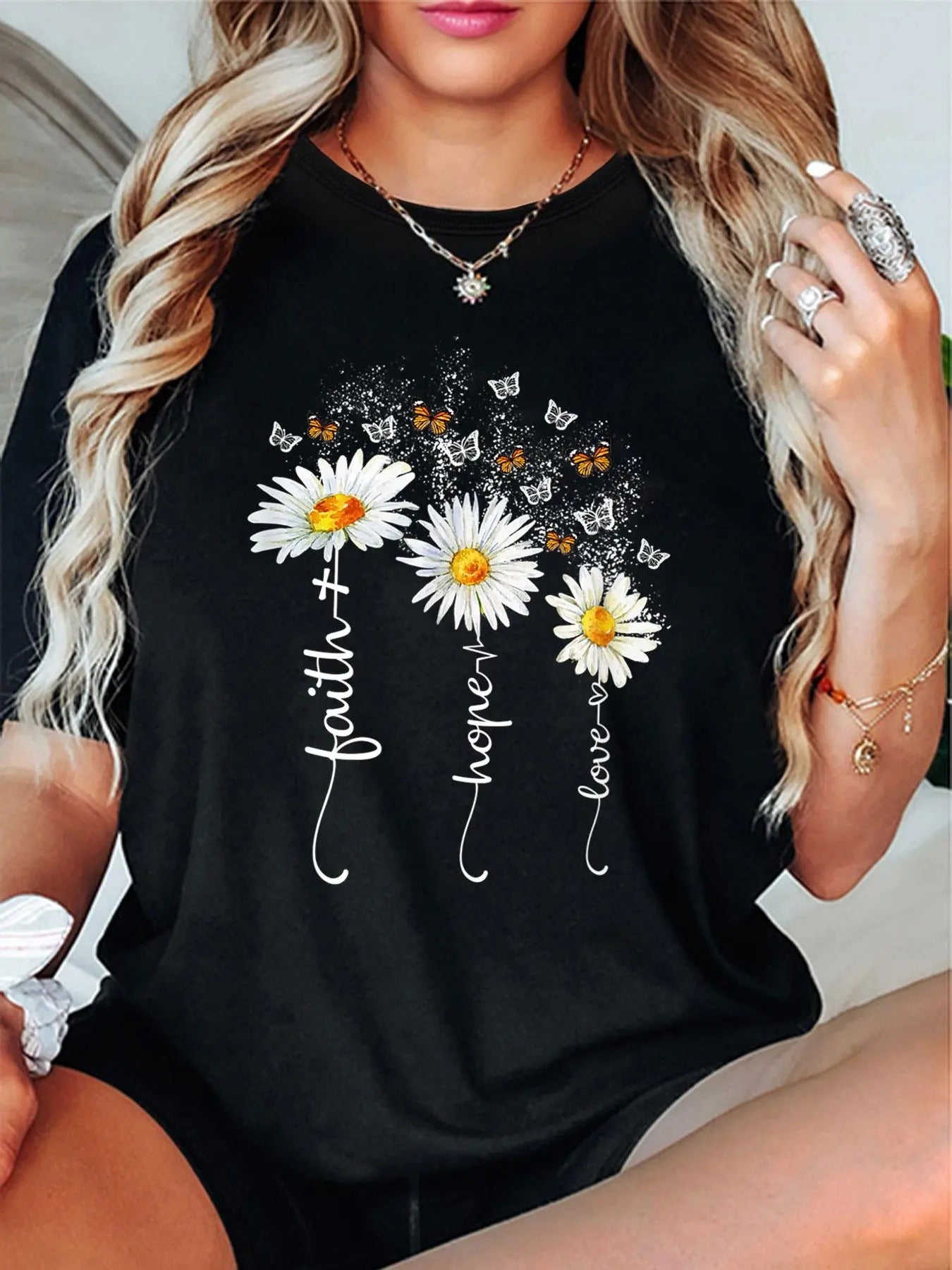 Women'WB shield Daisy & Butterfly & Letter Print Round Neck Tee, Fashion Casual Crew Neck T-Shirt for Daily Holiday Vacation Outdoor Wear, Ladies TNF for Summer