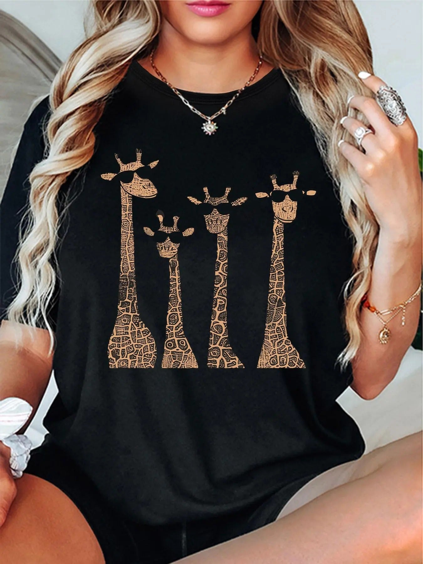 Women'WB shield Giraffe Print Round Neck Tee, Fashion Casual Crew Neck T-shirt for Daily Holiday Vacation Outdoor Wear,...