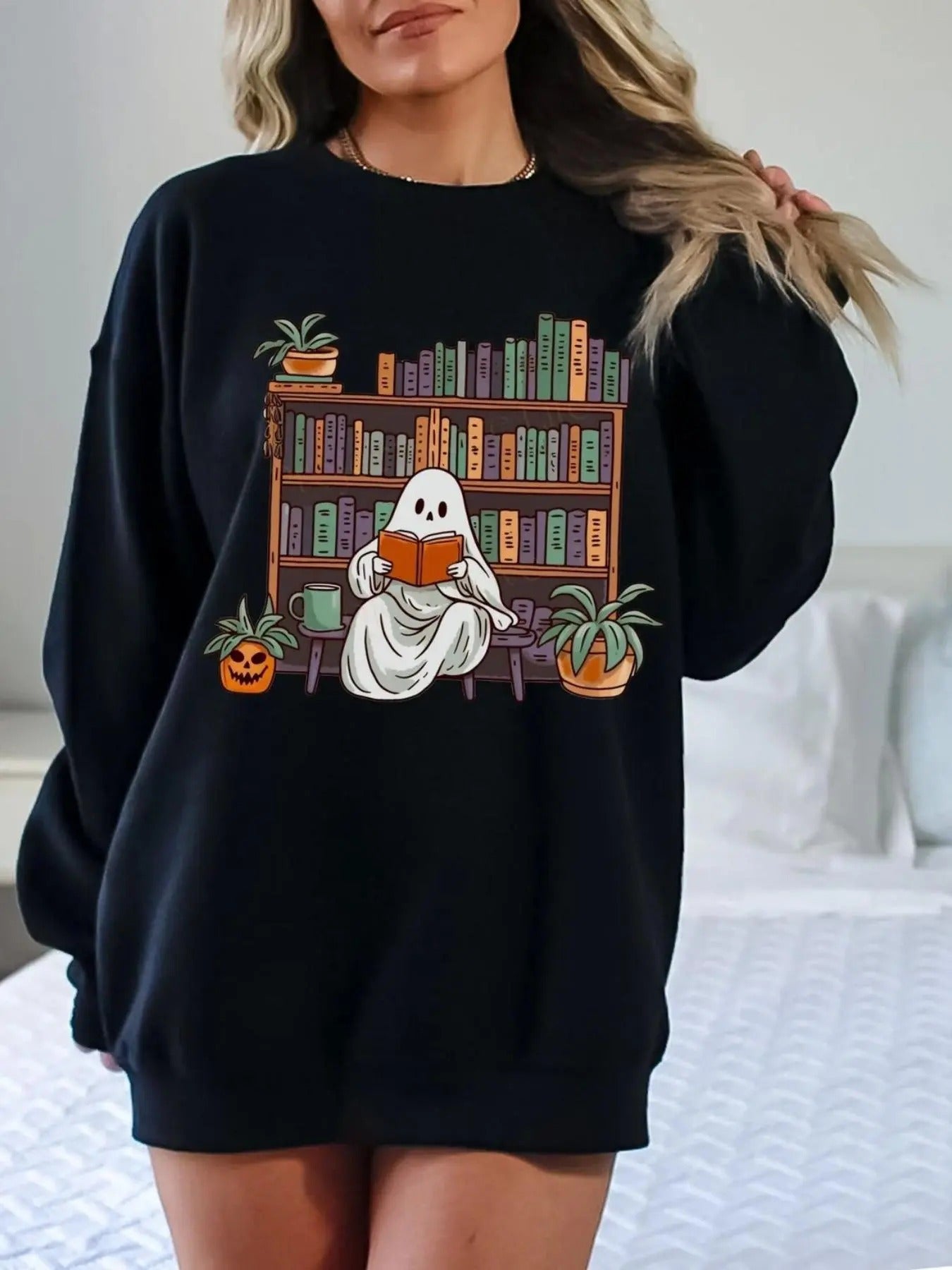 Women'WB shield Halloween Cartoon Ghost & Book Print Drop Shoulder Sweatshirt, Casual Long Sleeve Round Neck Pullover for Daily Wear, Ladies Fall & Winter TNF
