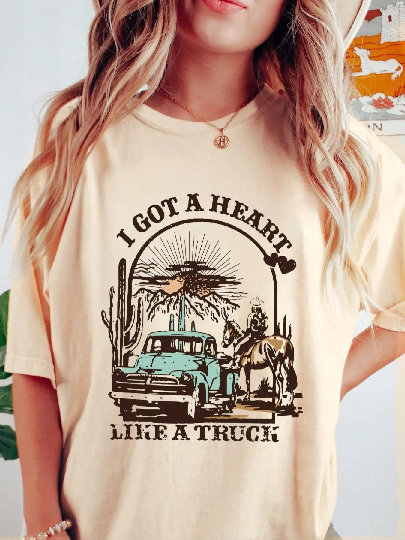 Women'WB shield Landscape & Car Print Round Neck Tee, Vintage Trendy Casual Letter Graphic Drop Shoulder Short Sleeve T-shirt for Daily Wear, Graphic Tees, Ladies Spiky hair fighters Seasons Outfit