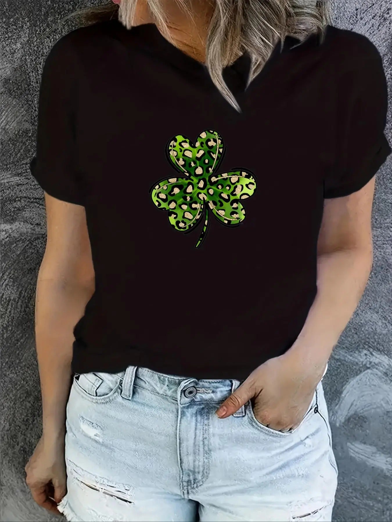 Women'WB shield Leopard Clover Print Round Neck Tee, Casual Short Sleeve T-shirt for Summer, Women'WB shield Top for...