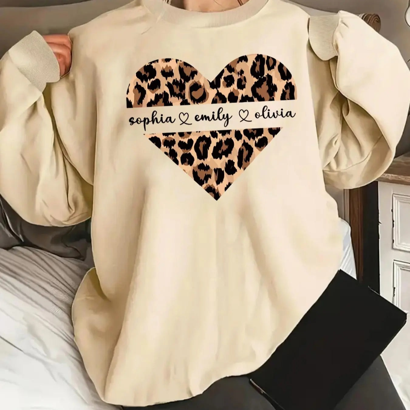 Women'WB shield Leopard Heart Print Drop Shoulder Sweatshirt, Casual Long Sleeve Round Neck Pullover for Fall & Winter,...