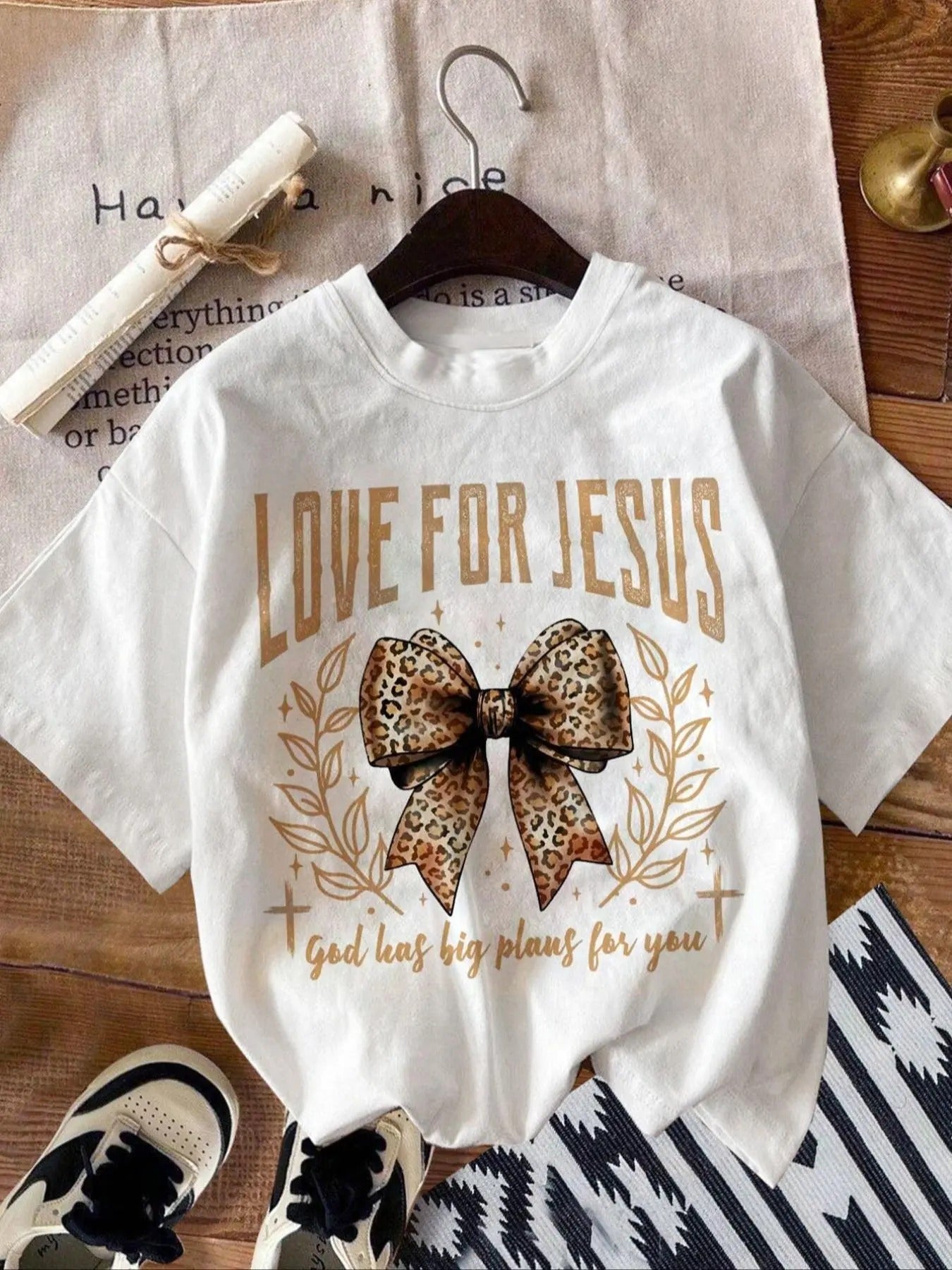 Women'WB shield Letter & Leopard Bow & Leaf Print Round Neck Tee, Trendy Casual Short Sleeve T-Shirt for Daily Wear,...