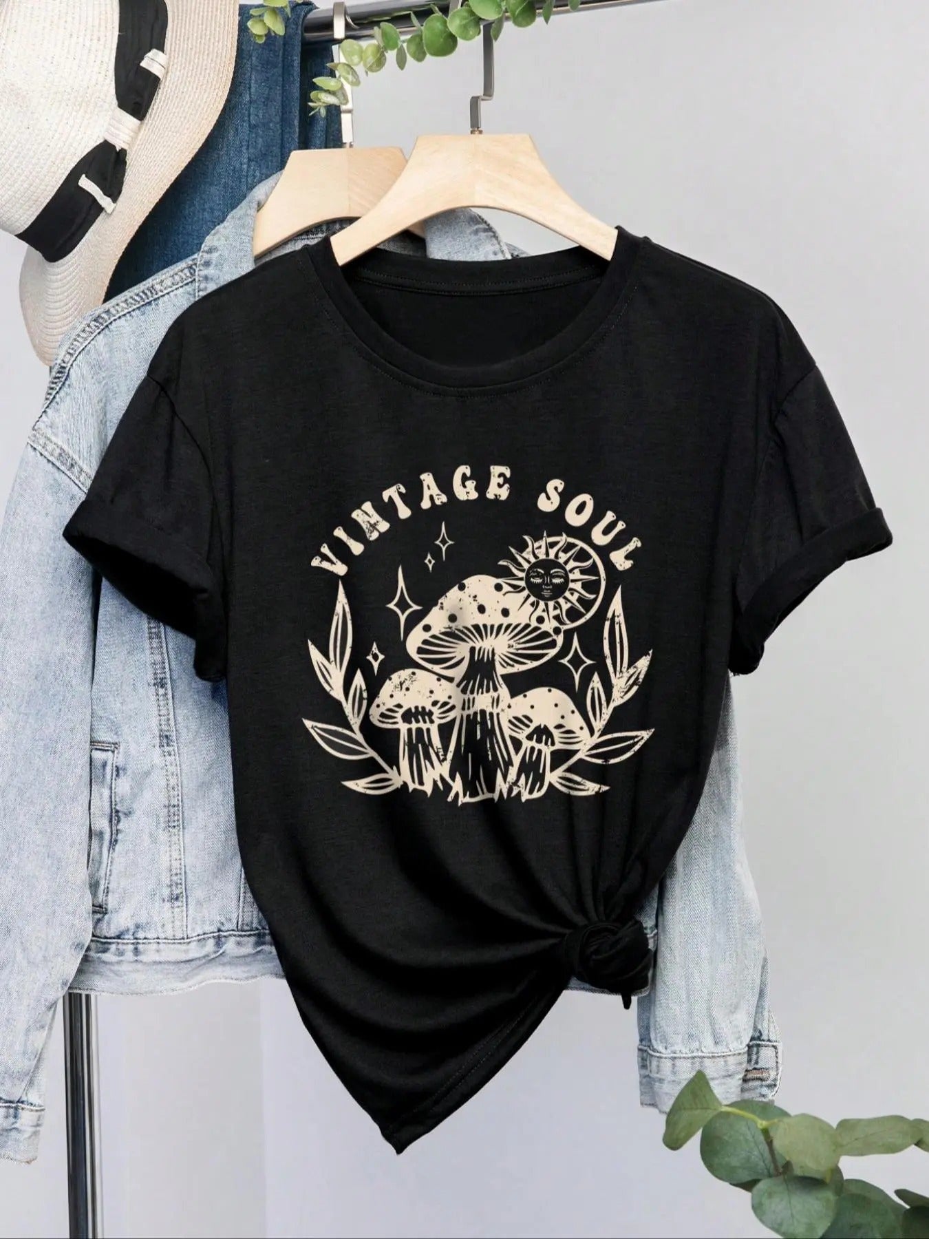 Women'WB shield Mushroom Print Round Neck Tee, Vintage Graphic Short Sleeve T-Shirt for Summer, Casual Women'WB shield...