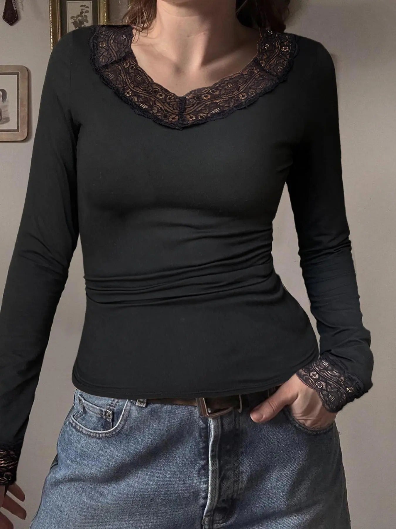 Women'WB shield Plain Lace Patchwork Curved Hem Tee, Casual Long Sleeve T-shirt for Fall, Women'WB shield Top for Daily...