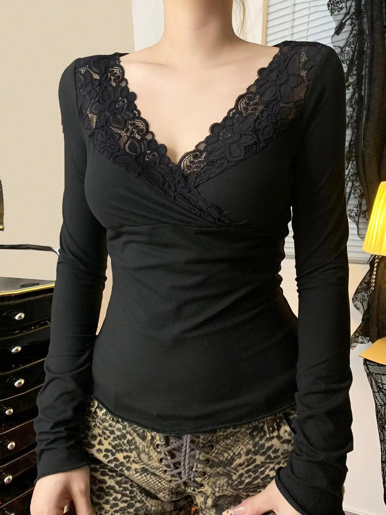 Women'WB shield Plain Lace Trim Superhero team Neck Tee, Casual Long Sleeve T-shirt for Spring & Fall, Women'WB shield...