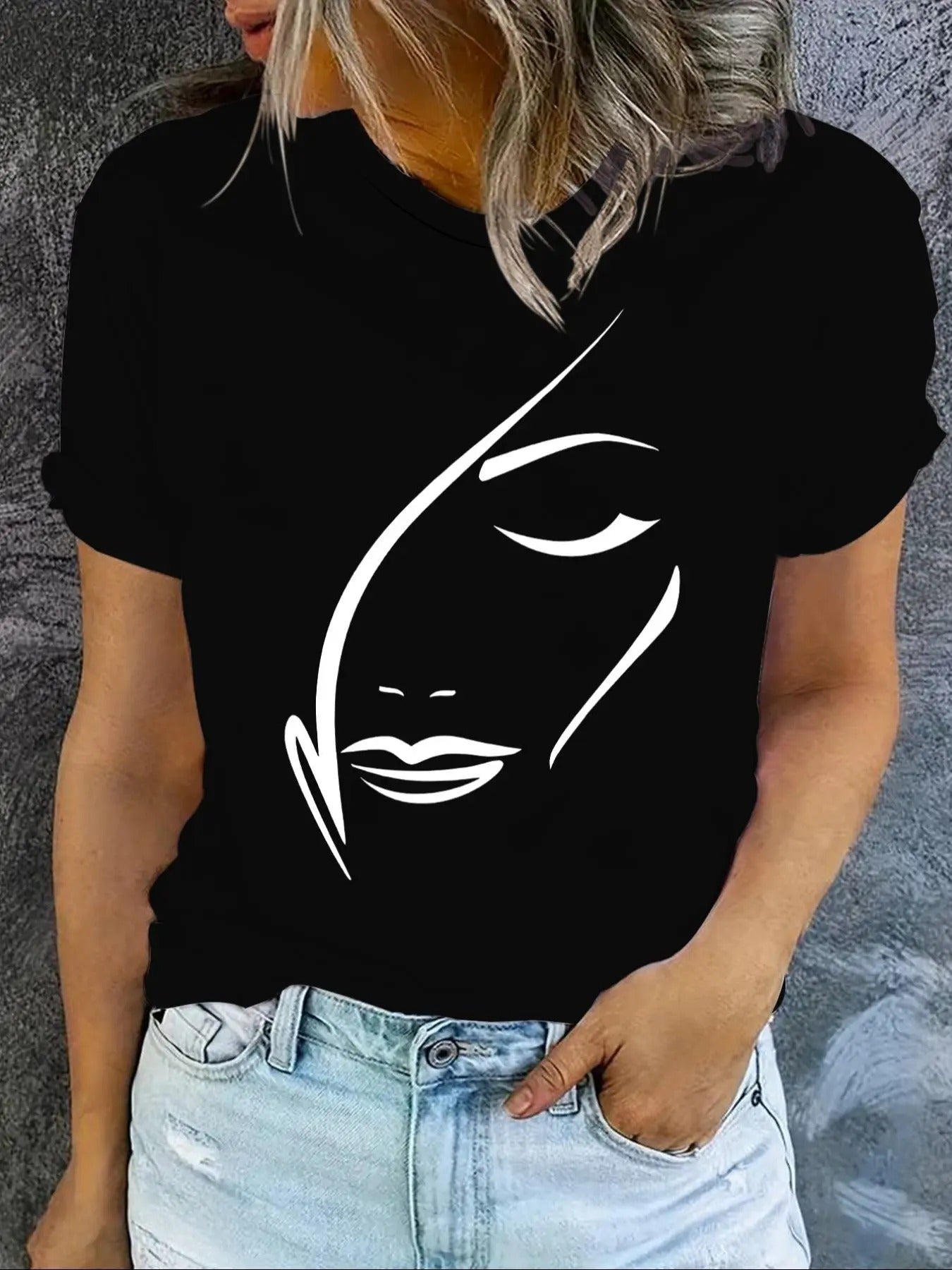 Women'WB shield Round Neck TNF Graphic Tee, Casual Short Sleeve Crew Neck T-Shirt for Daily Wear, Ladies TNF for Spiky hair fighters Seasons