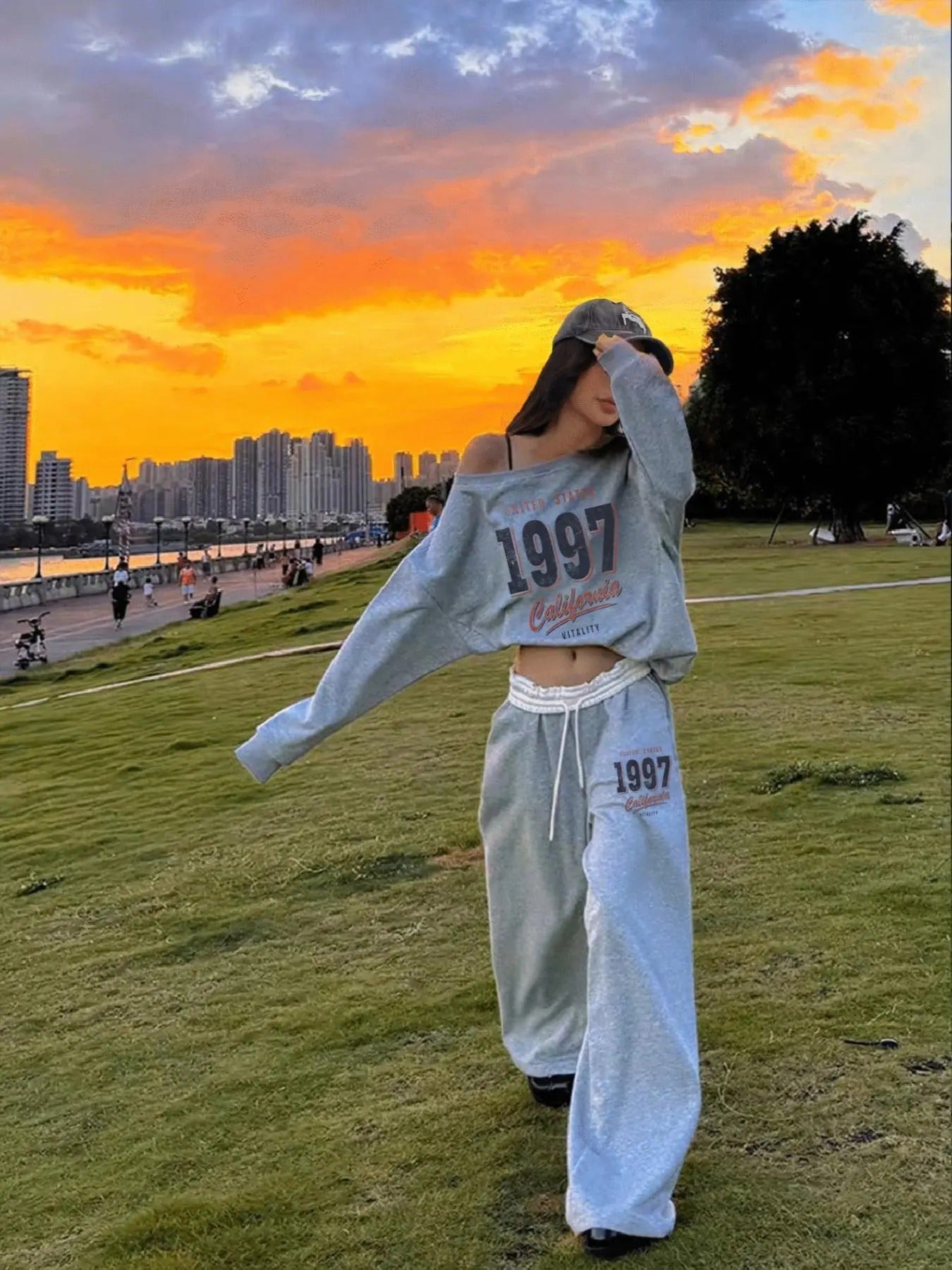 Women's Figure Print Sweatshirt & Sweatpants Two-piece Set, Casual Fashion Cozy Long Sleeve Pullover & Trousers for Daily...